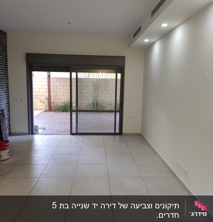 דלי צבע אדום על רצפה בחדר ריק